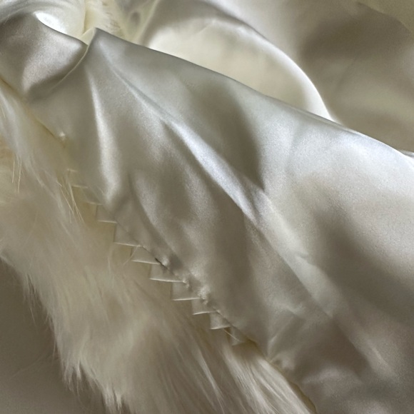 Adrienne Landau Ivory Faux Fur Sleeveless Vest size. Size M - Picture 7 of 7